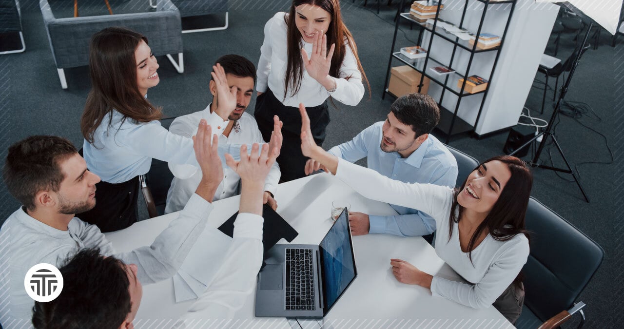 Equipo de trabajo chocando sus manos