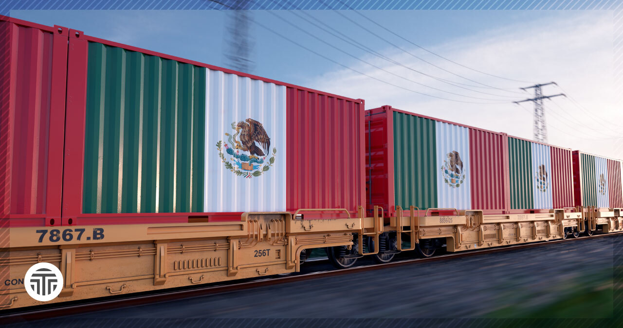 Contenedores en tren con la bandera de México